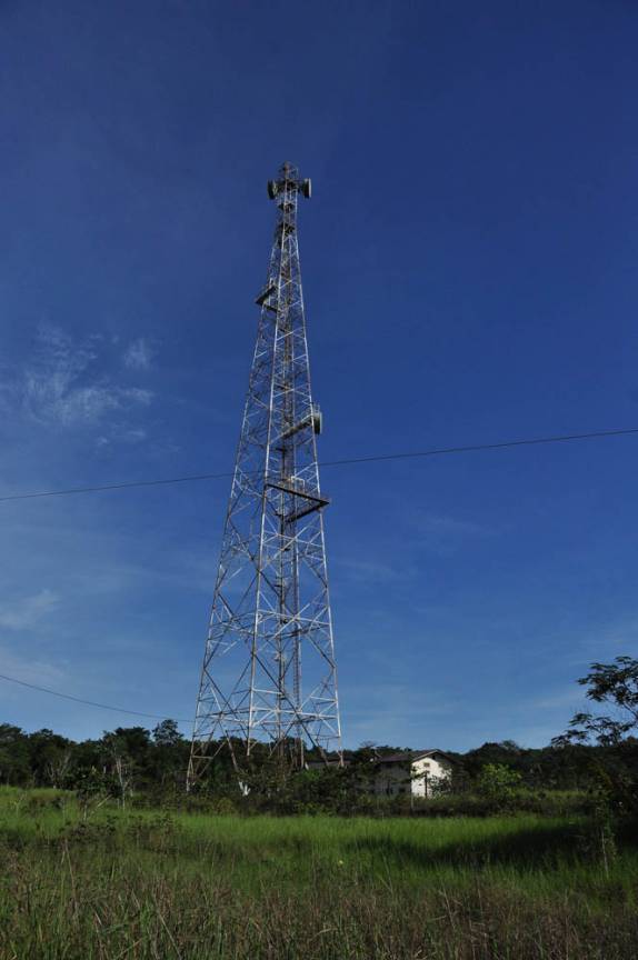 A cada trinta e poucos quilômetros, uma torre da Embratel dá o sinal de civilização na BR-319, a rodovia que liga Manaus à Porto Velho